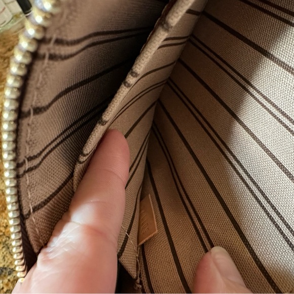Authentic Louis Vuitton Neverfull MM Pouch - Picture 6 of 6